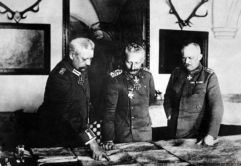 德皇威廉二世與興登堡、魯登道夫在商討戰事