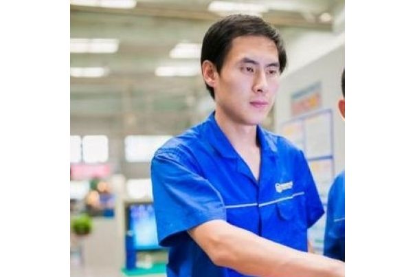 徐敏(濱州渤海活塞有限公司數控加工中心班長) 徐敏(濱州渤海活塞有限公司數控加工中心班長)
