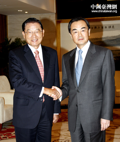 王毅與海基會董事長江丙坤親切握手。