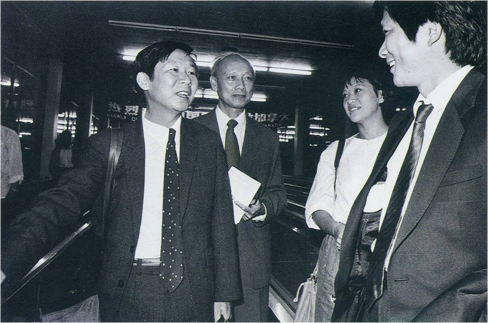 1987年9月15日，中新社代表陳佐洱接待台灣首批來大陸採訪記者