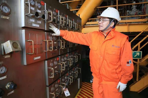 于海軍(中海石油有限公司深圳分公司儀表技能專家,2021年全國五一勞動獎章獲得者) 于海軍(中海石油有限公司深圳分公司儀表技能專家,2021年全國五一勞動獎章獲得者)