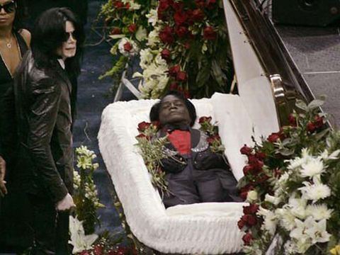 麥可·傑克遜在詹姆斯·布朗的葬禮上