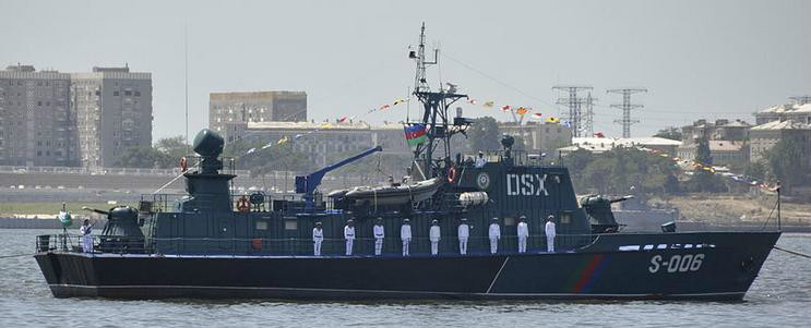 閱兵式時在巴庫灣的亞塞拜然海軍