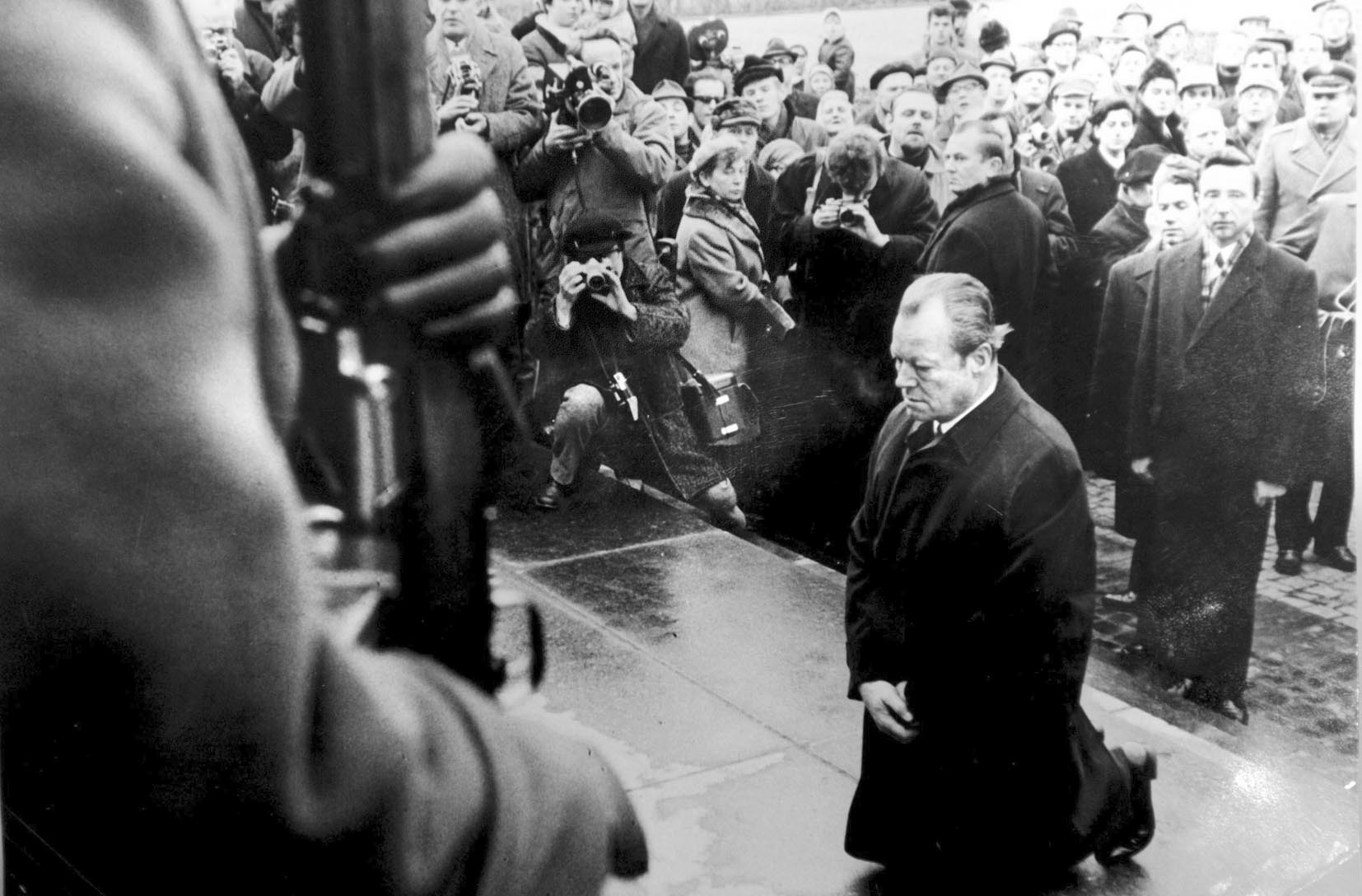 1970年，勃蘭特跪倒在華沙猶太人紀念碑前
