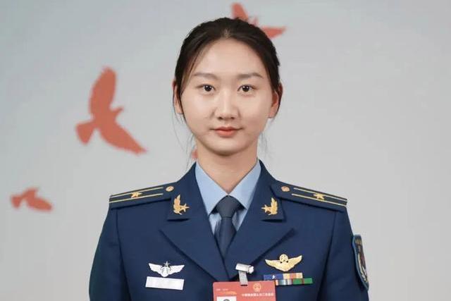 李宛芯(第十四屆全國人大代表,空軍第十批女飛行員) 李宛芯(第十四屆全國人大代表,空軍第十批女飛行員)