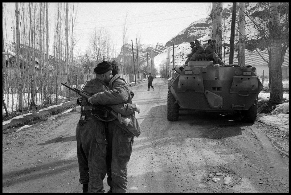 兩名政府軍士兵在戰鬥結束後擁抱