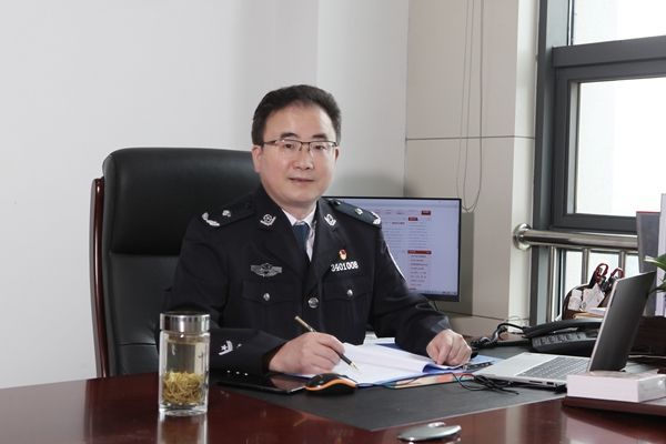 袁穎(安徽省監獄管理局黨委委員、總農藝師,皖中集團總經理) 袁穎(安徽省監獄管理局黨委委員、總農藝師,皖中集團總經理)