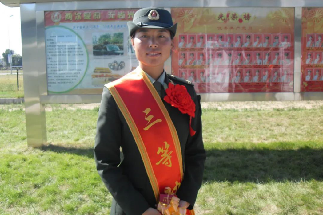 徐玲(中國首位航母女操舵兵) 徐玲(中國首位航母女操舵兵)