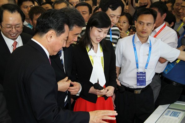 李小鵬省長向汪洋副總理介紹乏風氧化發電
