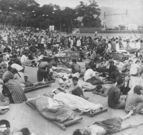 1976年7月28日唐山大地震後受災的人們
