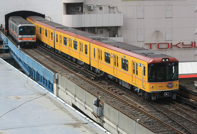 銀座線上01系電車（左）和1000系電車（右）