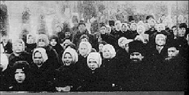二月革命期間，彼得格勒婦女舉行示威遊行。