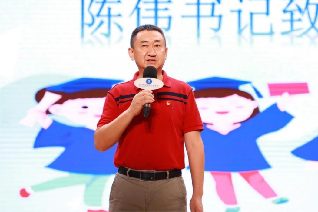 陳偉(中共深圳市寶安區上星學校總支部委員會書記)
