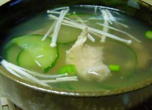 蔬菜湯減肥法：黃瓜金針菇湯
