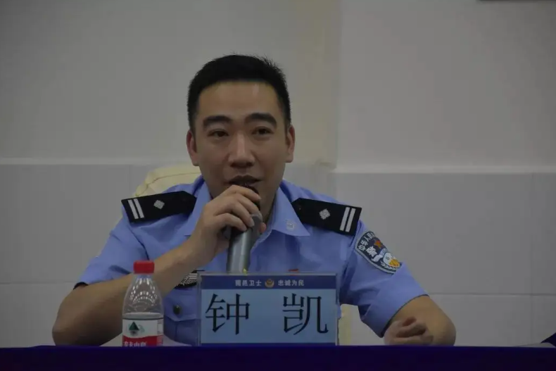 鐘凱(四川省成都市公安局軌道公交分局輔警,獲“最美警務輔助人員”稱號) 鐘凱(四川省成都市公安局軌道公交分局輔警,獲“最美警務輔助人員”稱號)