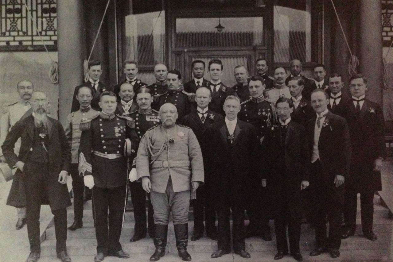 袁世凱就任正式大總統後與各國使節合影