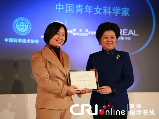陳至立（右）為第八屆獲獎女科學家陳萍頒獎
