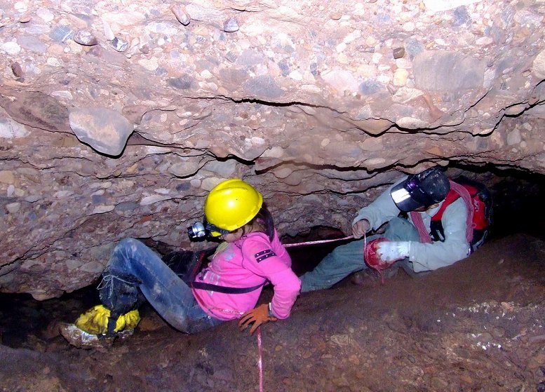 探險隊員通過管狀溶洞——大青樹攝影