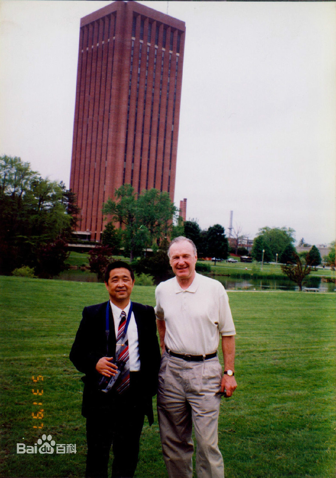 美國中國問題專家龍夫威與任復興在麻省大學