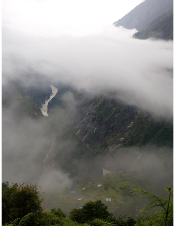 2012年9月雲霧下的多卡村