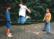 三個德國兒童在跳橡皮筋