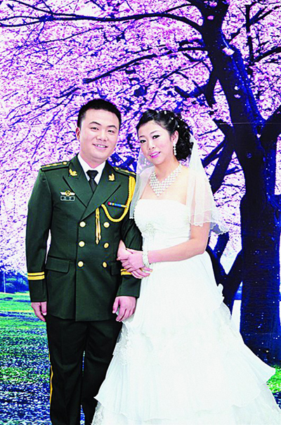 王偉與妻子的婚紗照