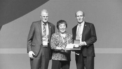 2013年王海燕獲“國際腎臟病學會先驅者獎”