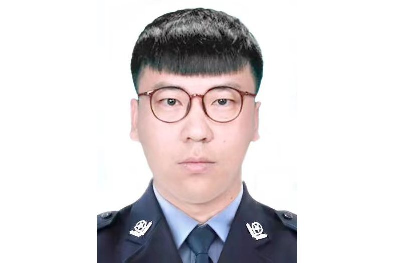 李爽(遼寧省盤錦市公安局政治部宣傳科原輔警) 李爽(遼寧省盤錦市公安局政治部宣傳科原輔警)
