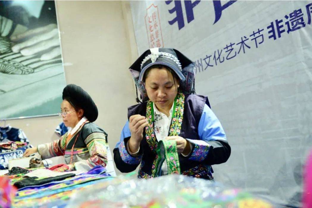 楊輝(惠明布依繡娘農民專業合作社合作社理事長) 楊輝(惠明布依繡娘農民專業合作社合作社理事長)