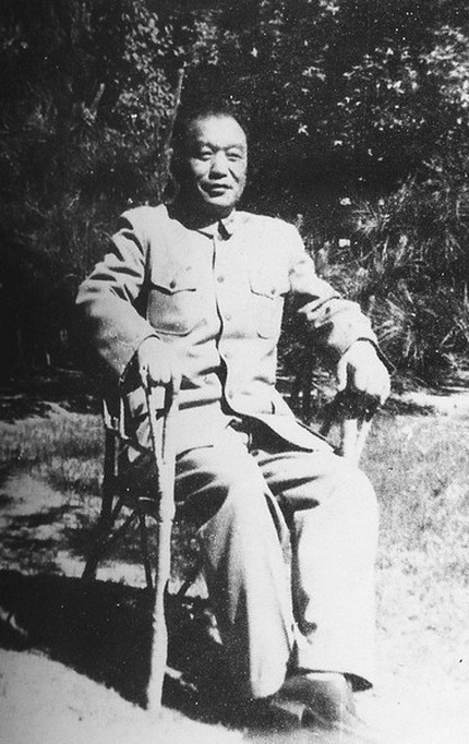 1958年，江隆基在北京大學校園留影