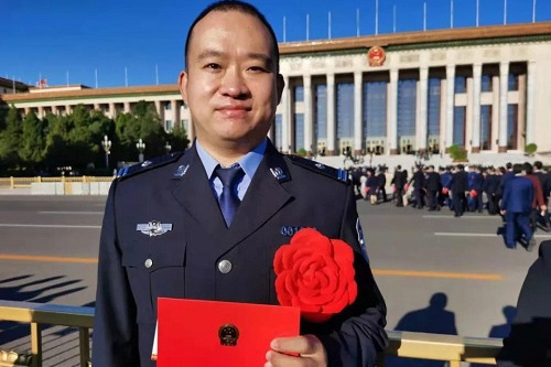 杜長龍(黑龍江省公安廳高速公路交通管理局一級警長) 杜長龍(黑龍江省公安廳高速公路交通管理局一級警長)