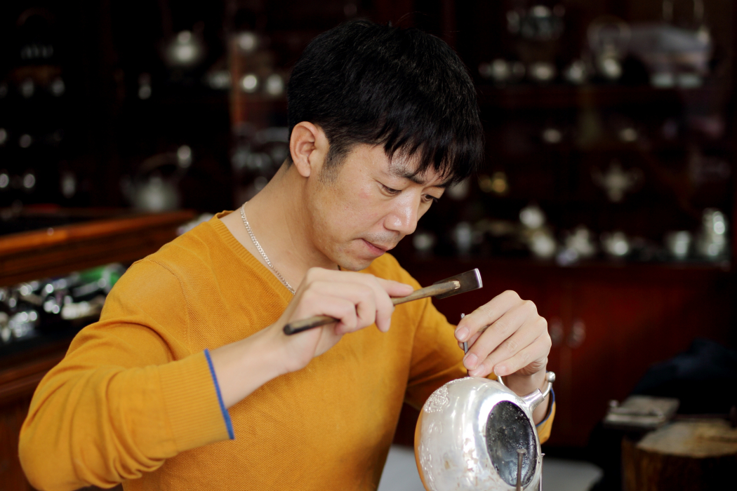 李成(國家級非物質文化遺產項目銀飾鍛制技藝代表性傳承人) 李成(國家級非物質文化遺產項目銀飾鍛制技藝代表性傳承人)