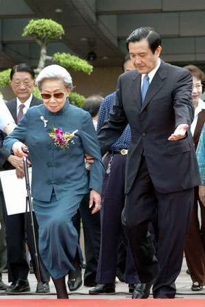 紀念台灣光復60周年大會上的抗日誌士遺孀