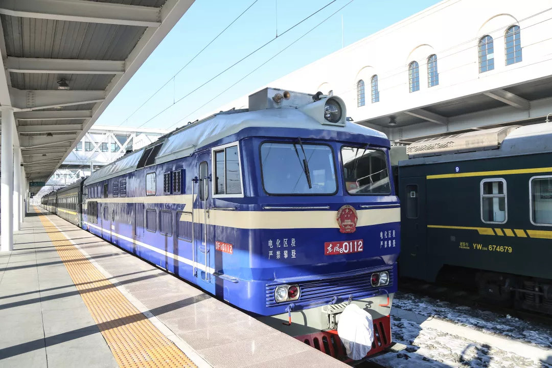 東風8型0112號機車牽引402次列車在綏芬河站