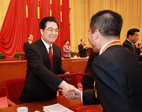 胡錦濤等黨和國家領導人向勞動模範頒發證書