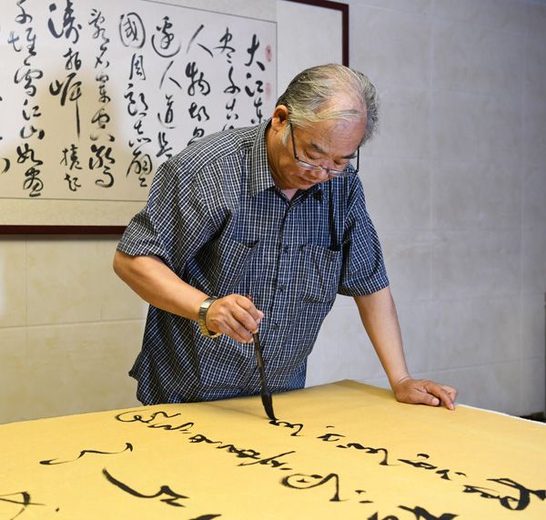 張翼(當代微刻藝術家) 張翼(當代微刻藝術家)