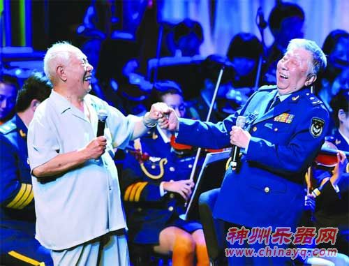 姜春陽與閻肅一起演唱《軍營男子漢》
