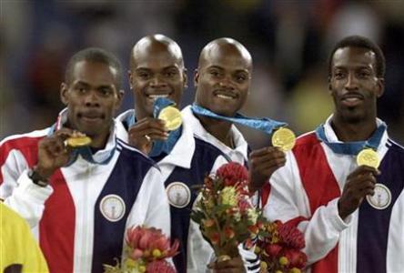 佩蒂格魯(左一)站在奧運會的領獎台上