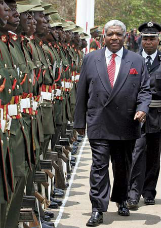 姆瓦納瓦薩總統檢閱軍隊