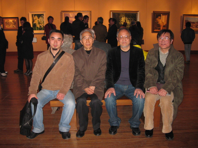 2009年和靳尚誼、方世聰、底謂在畫展現場