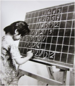 曾性初教授在教小孩學算術