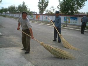 牛心坨鄉農民正在清掃街道