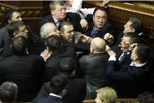 烏克蘭議會上演全武行