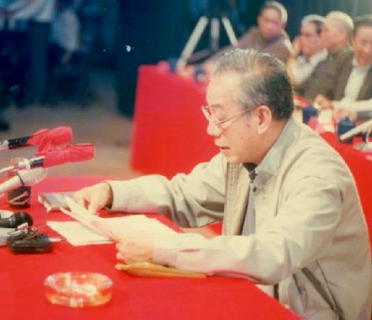1988年，許士傑在海南幹部大會上作報告