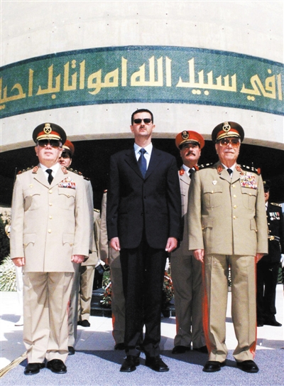總統巴沙爾與時任國防部長穆斯塔法