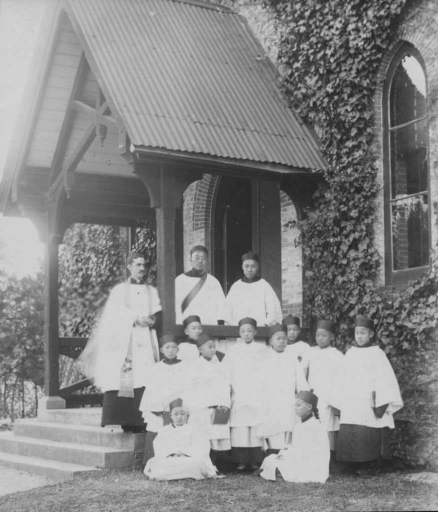 1899年卜舫濟校長與合唱團成員在禮拜堂門口