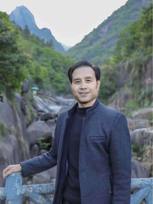 薛旭軍(中國書畫家協會研究員) 薛旭軍(中國書畫家協會研究員)