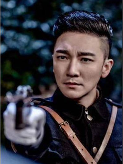 馮家瑞(近代傳奇劇《燕陽春》中的角色,由思博飾演) 馮家瑞(近代傳奇劇《燕陽春》中的角色,由思博飾演)