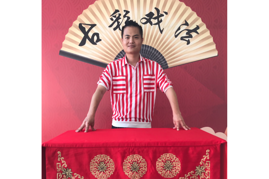 劉鵬(中國古彩戲法和相聲評書傳承人)