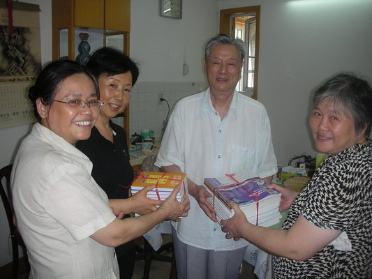 華聯奎（右二）贈書給居委會